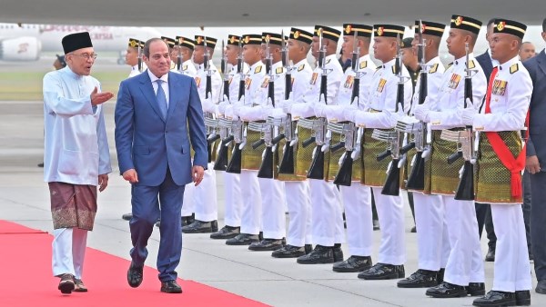 السيسي يلتقي ملك ماليزيا ويتسلم أرفع وسام اتحادي في البلاد