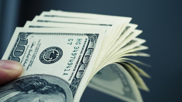 3 بنوك تقدم أقل سعر لبيع الدولار عند 52.60 جنيه بنهاية تعاملات الأحد