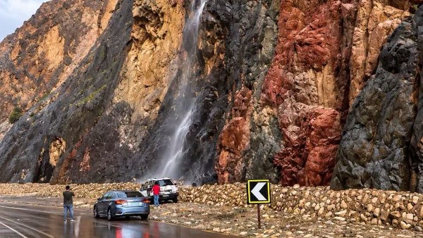 أمطار غزيرة تحول جبال ووديان طابا إلى شلالات طبيعية