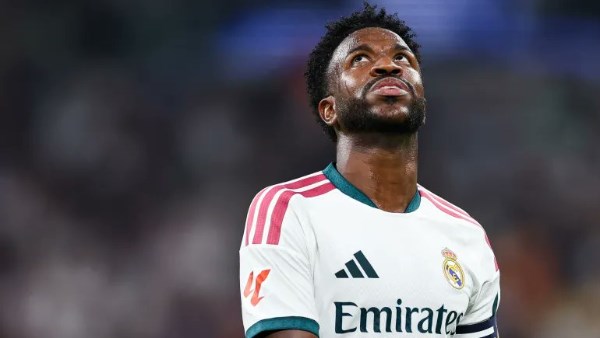 فينيسيوس مهدد بالغياب عن كلاسيكو برشلونة وريال مدريد بسبب الإيقاف