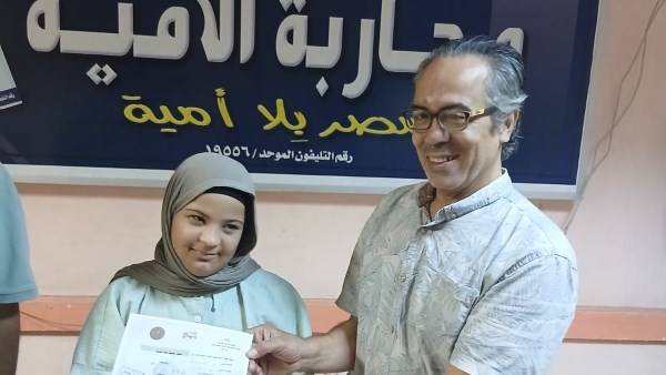 أسماء محمد تتجاوز الأمية وتحصل على شهادة تعليم الكبار في قنا
