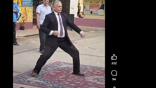 مدير مدرسة بالدقهلية يقدم عرضًا للفنون القتالية واللياقة أمام الطلاب