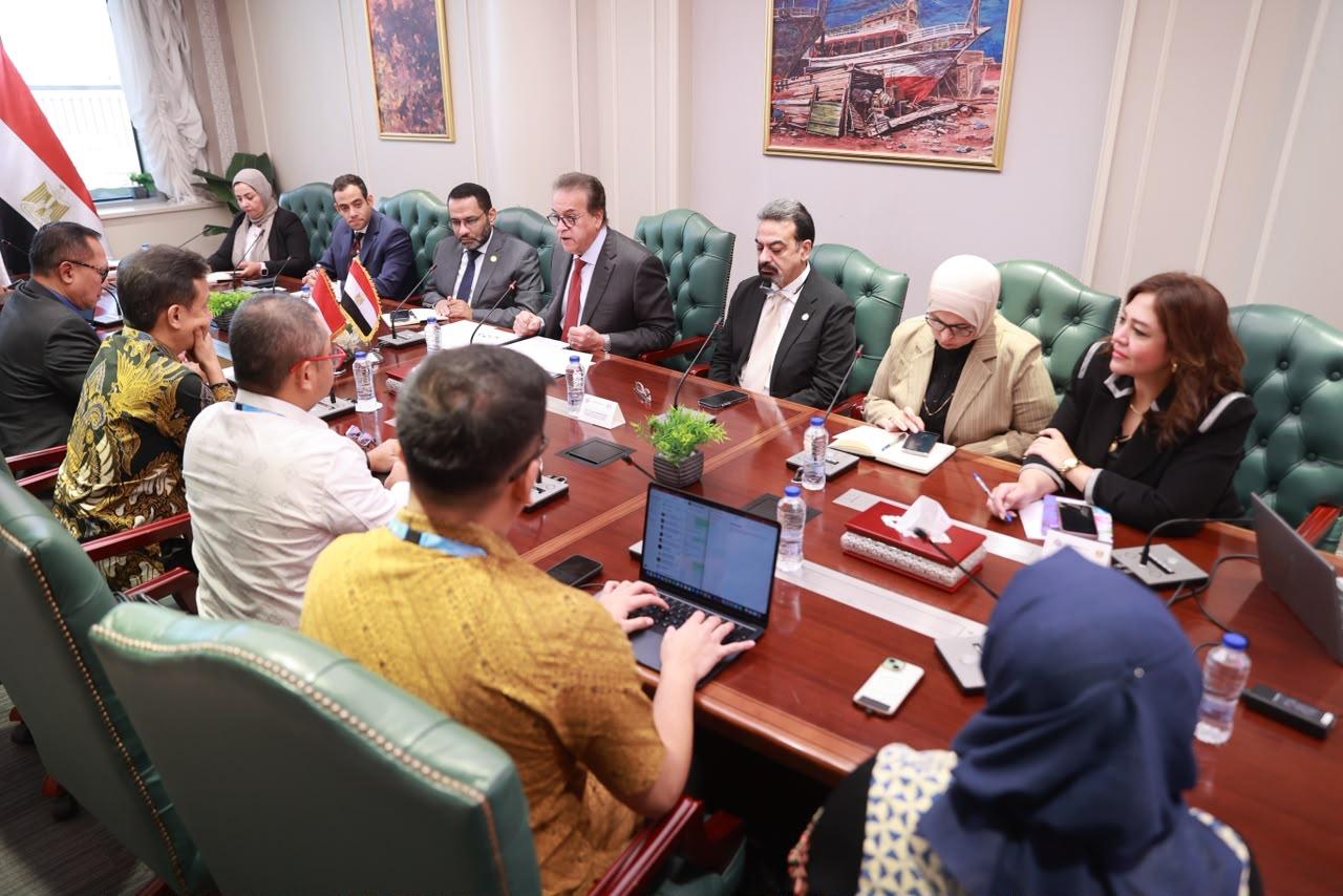 وزير الصحة والسكان يلتقي نظيره الإندونيسي لبحث تعزيز التعاون الصحي والاستفادة من التجارب الناجحة في تمويل وتطوير المنظومات الصحية