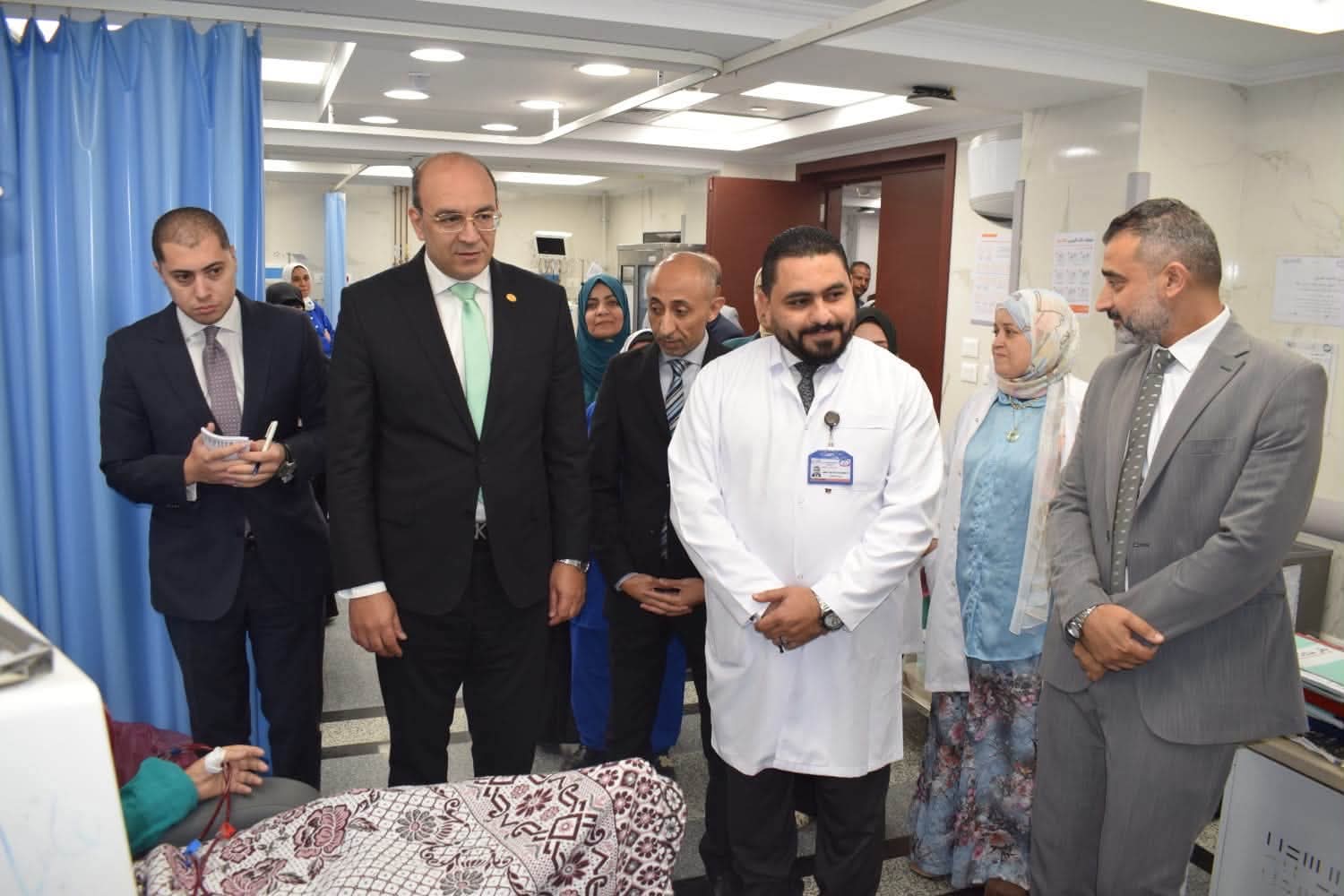 رئيس هيئة التأمين الصحي يتفقد مستشفى المقطم للتأمين الصحي ويتابع جاهزية وحدات الغسيل الكلوي والعمليات والأشعة وبرامج زراعة الأعضاء