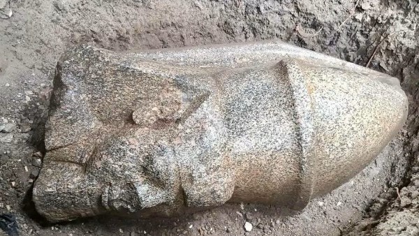 آثار الغربية: العثور على رأس لتمثال رمسيس الثاني وكتل أثرية في بهبيت الحجارة