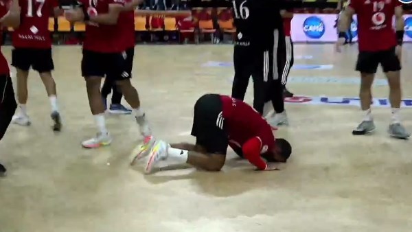 الأهلي يهزم الزمالك 26-25 ويتوج بدوري أبطال أفريقيا لكرة اليد للمرة التاسعة