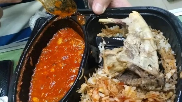 تحقيق عاجل في واقعة حشرة بوجبة مريضة بمستشفى الهلال للتأمين الصحي في سوهاج