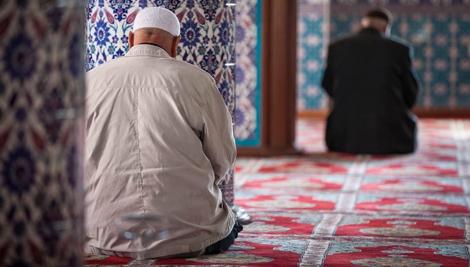 دار الإفتاء: قراءة السور في الصلاة بغير ترتيب المصحف لا تبطلها
