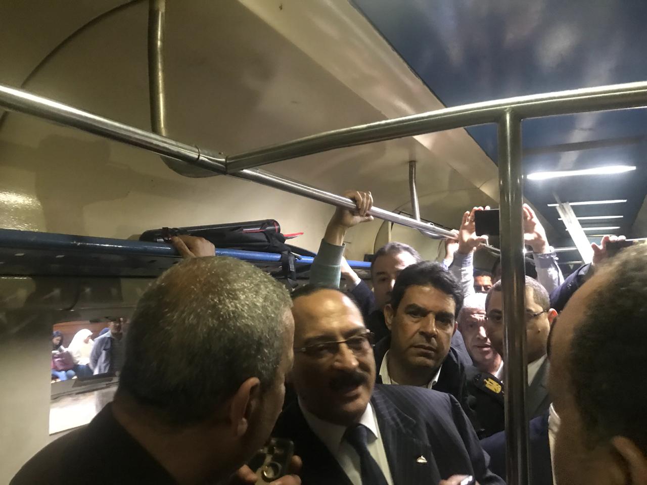 أهمال وغياب الأمن.. أبرز ملاحظات لجنة النقل بالنواب اثناء استقلال قطار من سيدى جابر لمحطة مصر