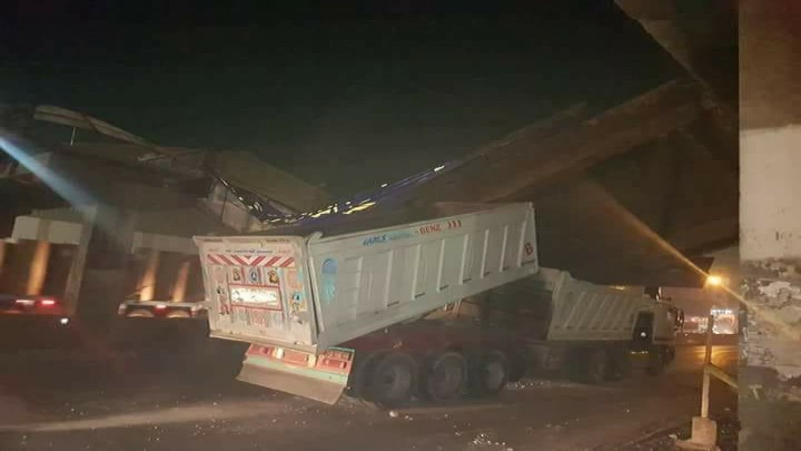 تحويلات مرورية على القاهرة الإسكندرية الزراعي بعد سقوط كوبري المشاة