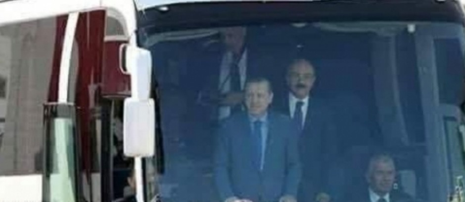 فوتوشوب .. إعلام اردوغان يزيف صورة للرئيس التركى فى حافلة باسطنبول