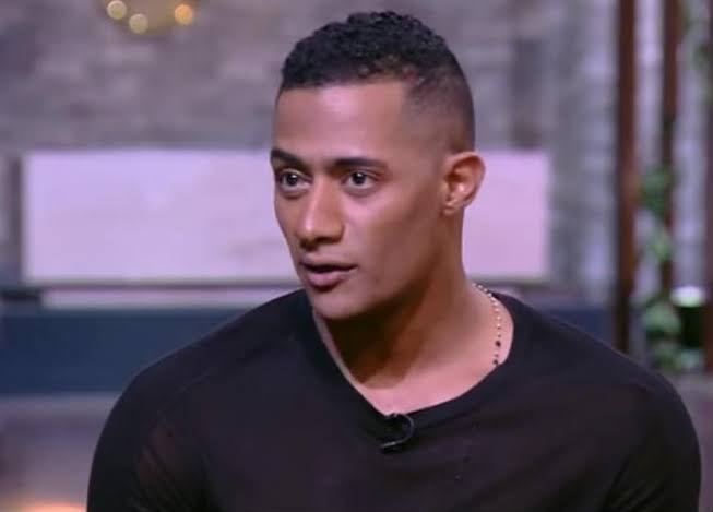 بالفيديو.. نجاة محمد رمضان بعد سقوطه من أعلى سلم