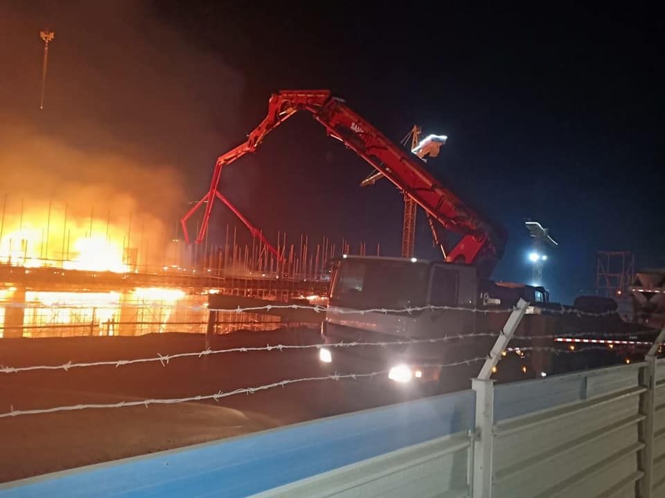 بالصور.. حريق هائل في أحد الأبراج تحت الإنشاء بالعاصمة الإدارية الجديدة