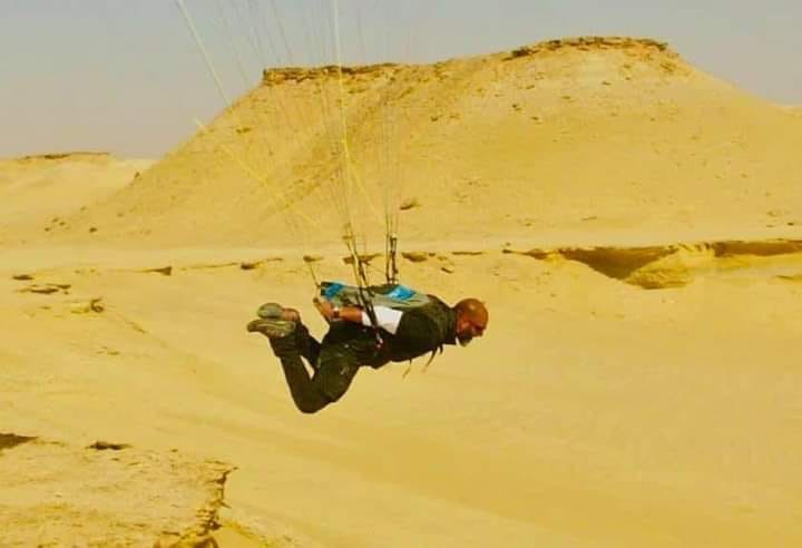 مصرع ضابط سابق أثناء القفز بالمظله في عرض أطول مائدة إفطار بالعاصمة الإدارية