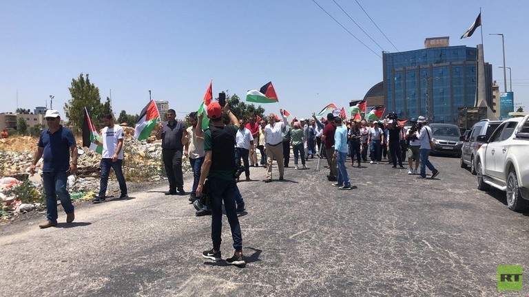 اشتباكات في الضفة الغربية وإضراب في غزة احتجاجا على "ورشة البحرين"