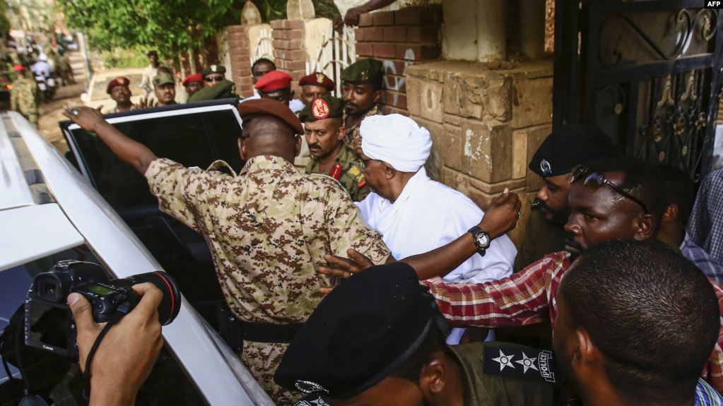 تفاصيل اعتقال البشير .. يشتم قيادات نظامه وشقيقه عبد الله يهددهم بالقتل