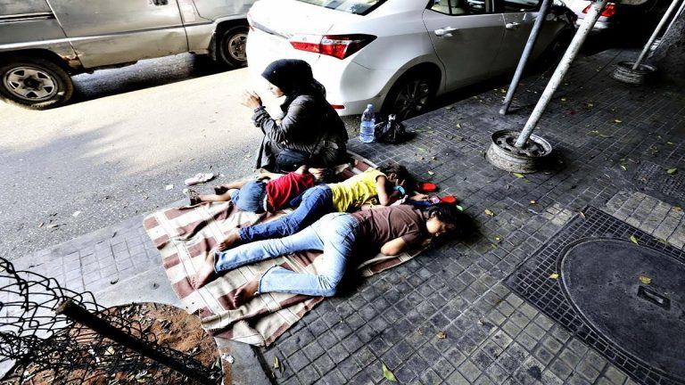 "الاغراء" طريقة جديدة للتسول فى الشوارع  "صور"