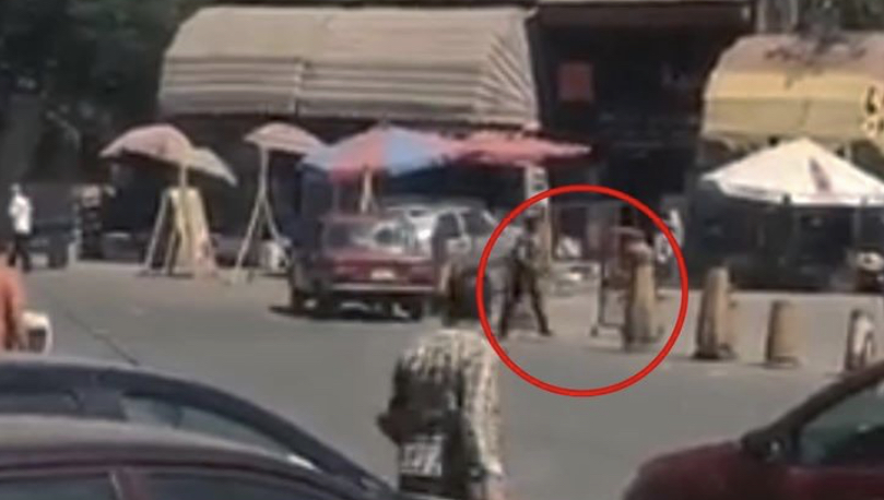 لحظة إطلاق النار العشوائي بموقف أحمد حلمي بعد سرقة شخص لسلاح مجند