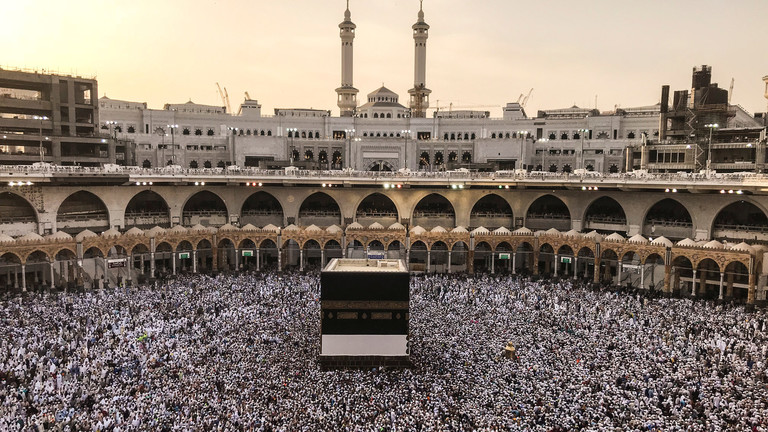 مجلس الوزراء السعودي يقرر رسميا رفع الحظر عن تنقل المعتمرين داخل المملكة