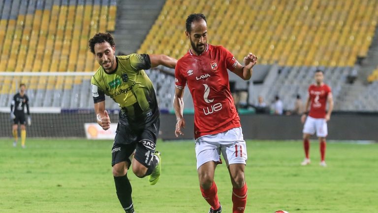 النادي الأهلي يُتوج بدرع الدوري المصري بالفوز على المقاولون العرب بثلاثية (فيديو)