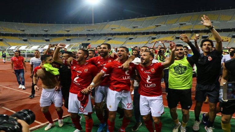 شاهد احتفالات لاعبي النادي الأهلي والجماهير بالفوز بدرع الدوري المصري (فيديو)