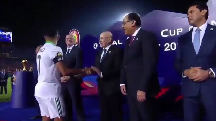 أول رد من رياض محرز على واقعة تجاهل مصافحة رئيس الوزراء في أمم أفريقيا 2019