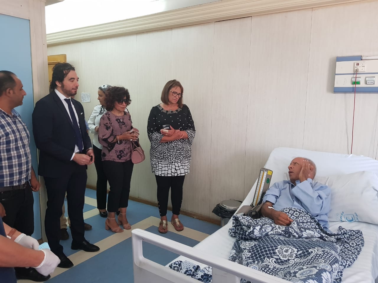 بالصور.. نادية هنرى تزور مرضى معهد الاورام ومصابى الحادث الإرهابي