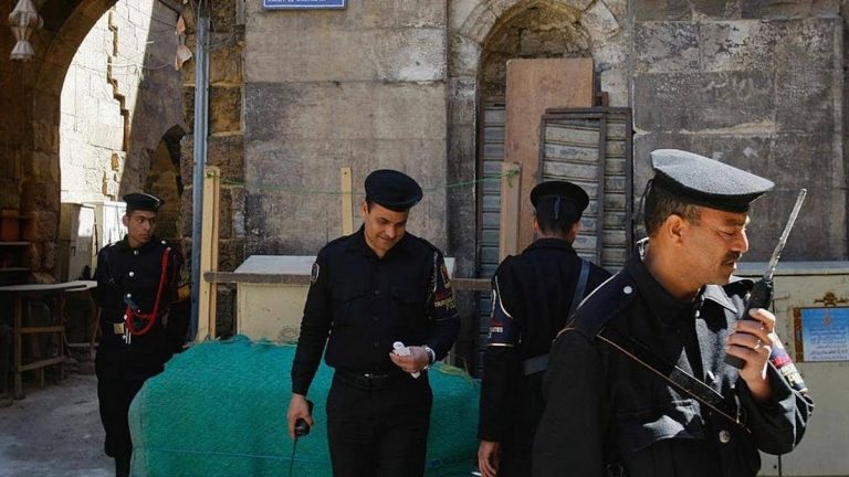 مراهقة تنتحر شنقًا بسبب والدتها
