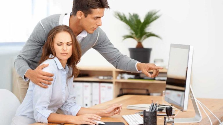 محاكمة عاجلة لمدير عام بشركة بترول للتحرش بزميلاته