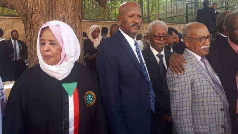 البرهان يصدر قرارا بحل النقابات والاتحادات المهنية في السودان