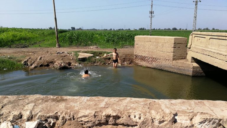أطفال ينتشلون جثة رضيع غارق ظنوا أنها لعبة " صور"