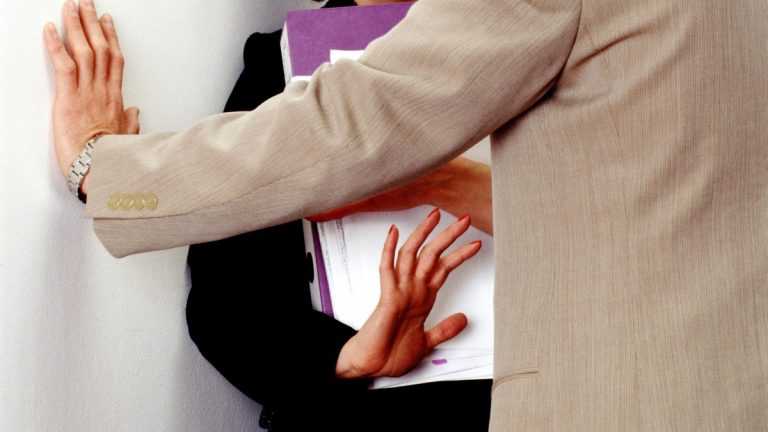 يطلب فلوس الدرس وقبلة.. فصل مدرس تحرش بطالبات في منازلهن