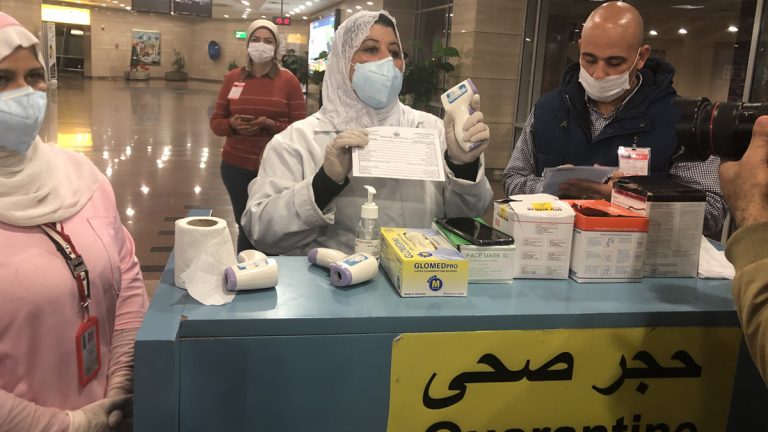 الطب الوقائي بقنا يتوجه إلى قرية القصر لمتابعة المخالطين لحالة إيجابية بكورونا