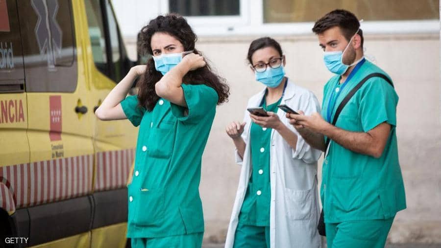 ملقون على الأرض.. فيديو لمشاهد صعبة في مستشفيات إسبانيا