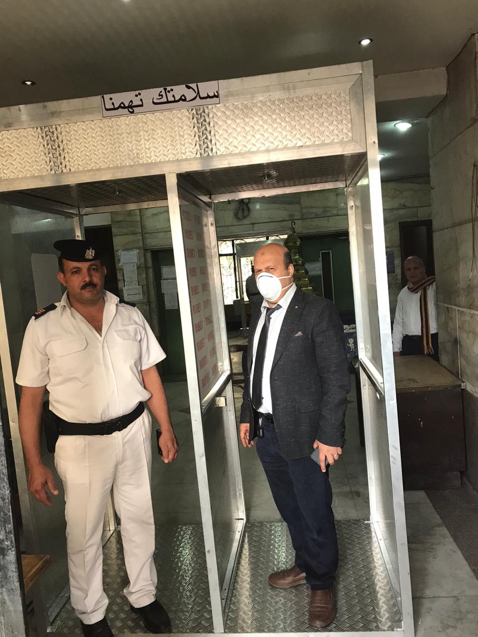 رئيس حى باب الشعرية يتبرع بكبائن تطهير ثنائيه وثلاثيه .. صور