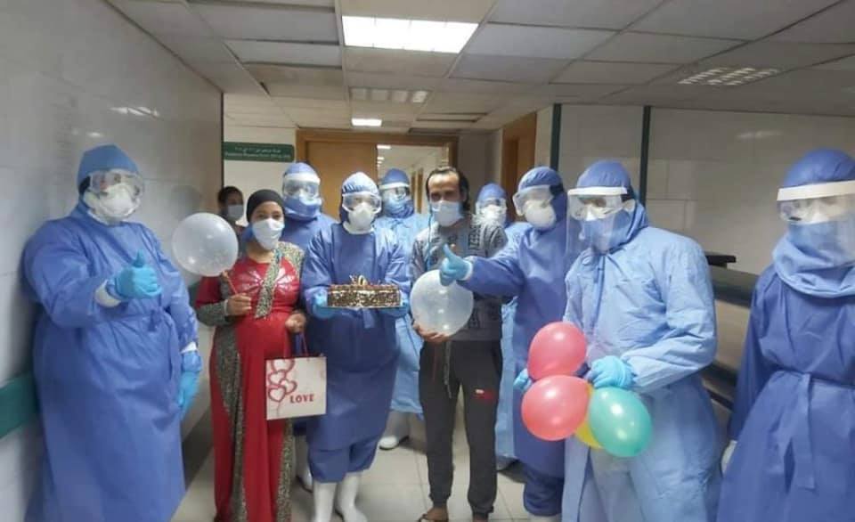 احتفال زوجين بعيد زواجهما الأول بمستشفى العزل بكفر الزيات
