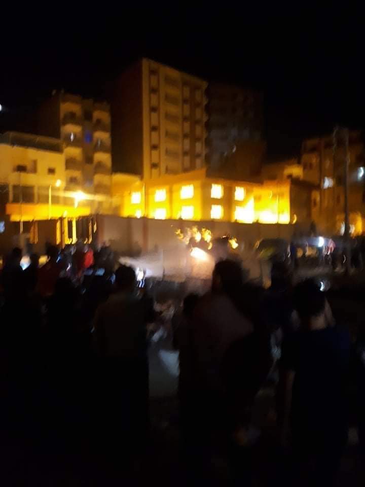 الحماية المدنية تحاول السيطرة على حريق اندلع في كشك غاز بسبب القمامة بالمحلة (صور)