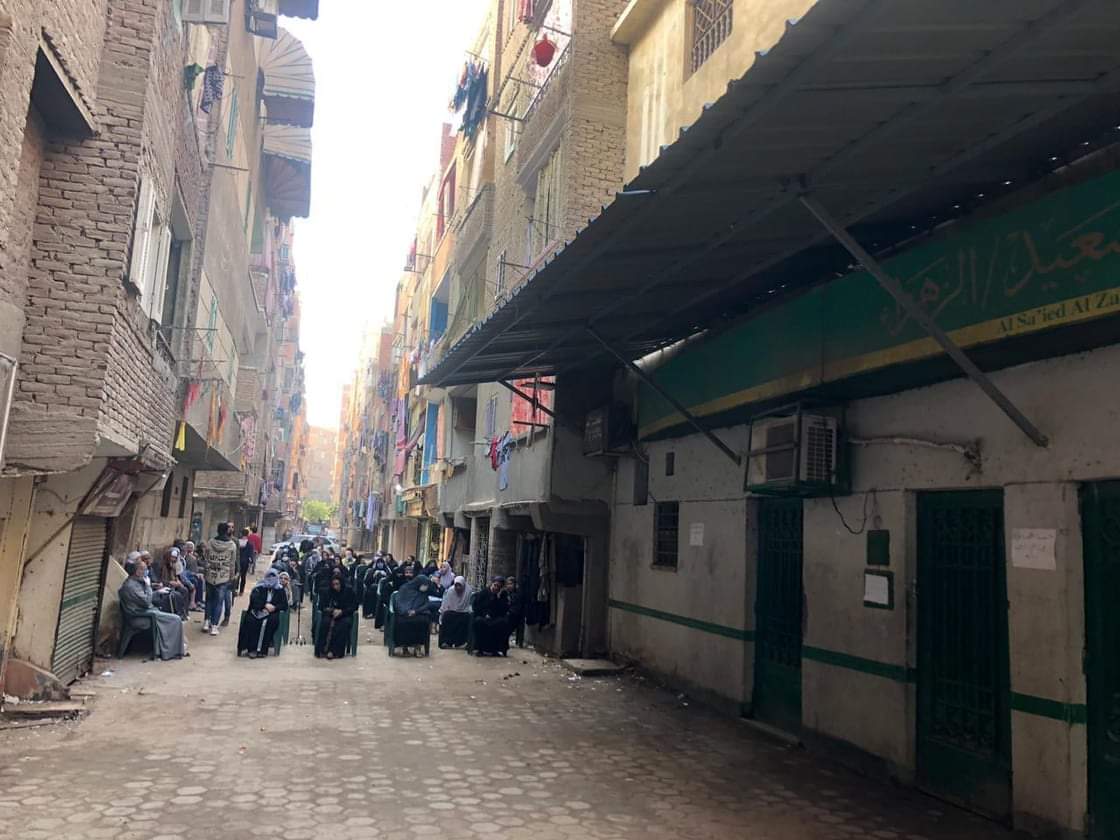 إدارة الأزمات بالعمرانية تنظم عملية صرف منحة العمالة غير المنتظمة لمنع إنتشار عدوى فيروس كورونا