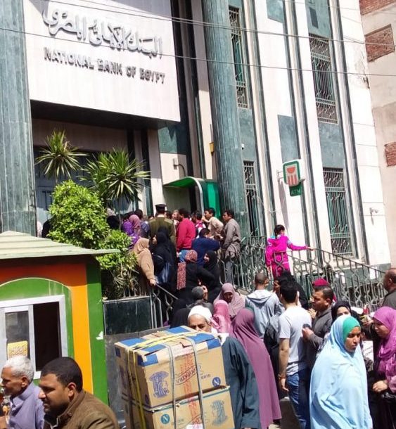 نتيجة للشائعات .. تزاحم كبير أمام فروع البنك الأهلي .. ومطالب بتحري الدقة