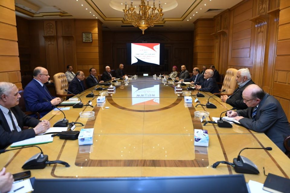 "العصار" و "شعراوي" يتابعان مع محافظي القاهرة والإسكندرية آليات تصنيع الأتوبيسات الكهربائية