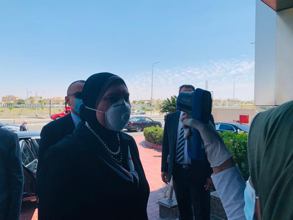 وزيرة الصناعة تتفقد 3 مصانع للمنتجات الغذائية والمستلزمات الطبية والملابس الجاهزة بالعبور