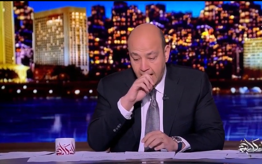 عمرو أديب متأثرا بمقطع فيديو لطفل فلسطيني يحمل شقيقته الصغرى على كتفه أثناء النزوح من مدينة غزة