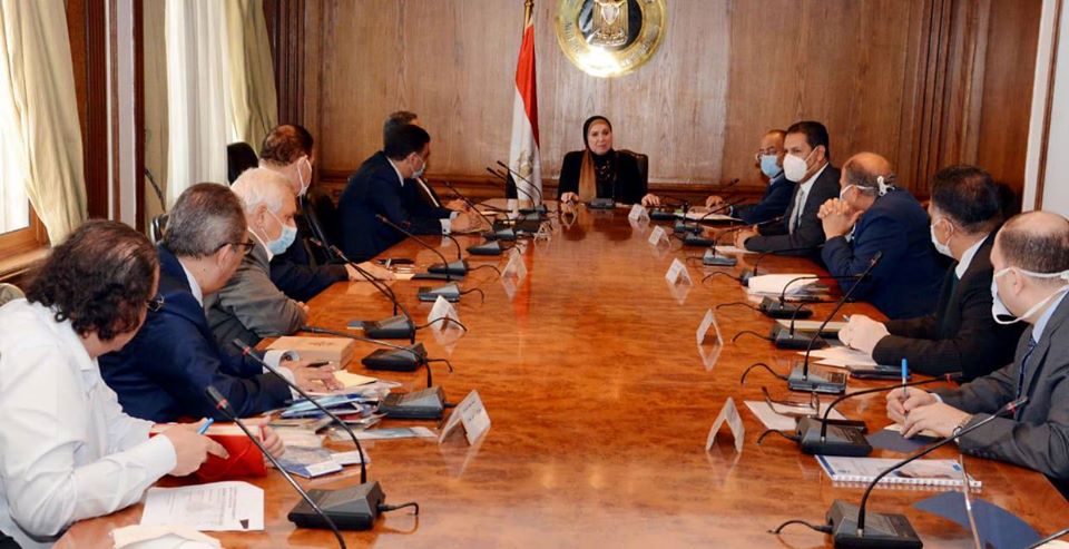 وزيرة الصناعة تبحث مع منتجى الملابس الجاهزة تصنيع الكمامات القماش