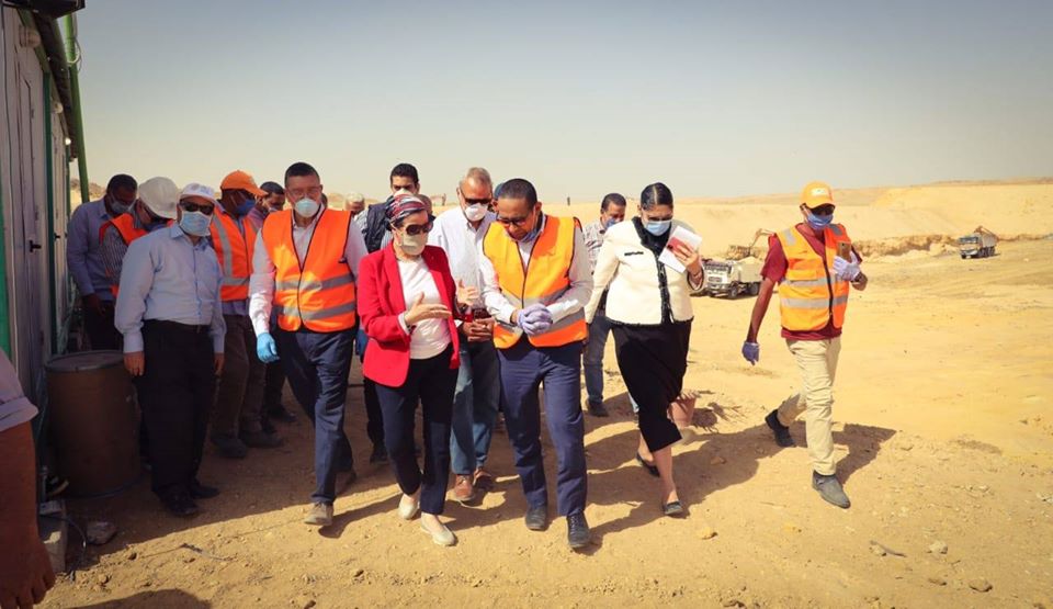 بعد تحويل مقلب القمامة بالقطاوى إلى محطة وسيطة .. وزيرة البيئة ومحافظ القليوبية يتفقدان سير العمل