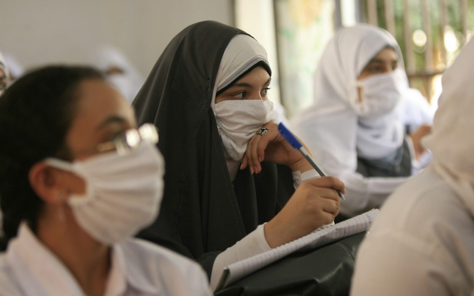 "الصحة" تمنع التعامل داخل منشآتها دون ارتداء الكمامة