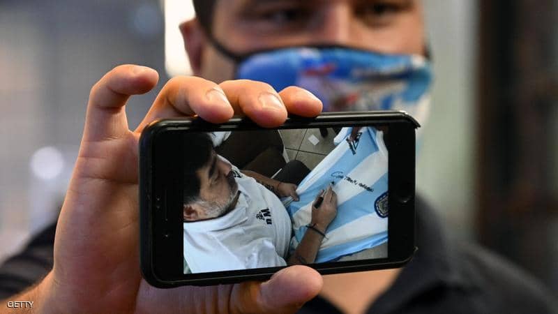 قميص مارادونا يساعد حيًا فقيرًا لمواجهة كورونا