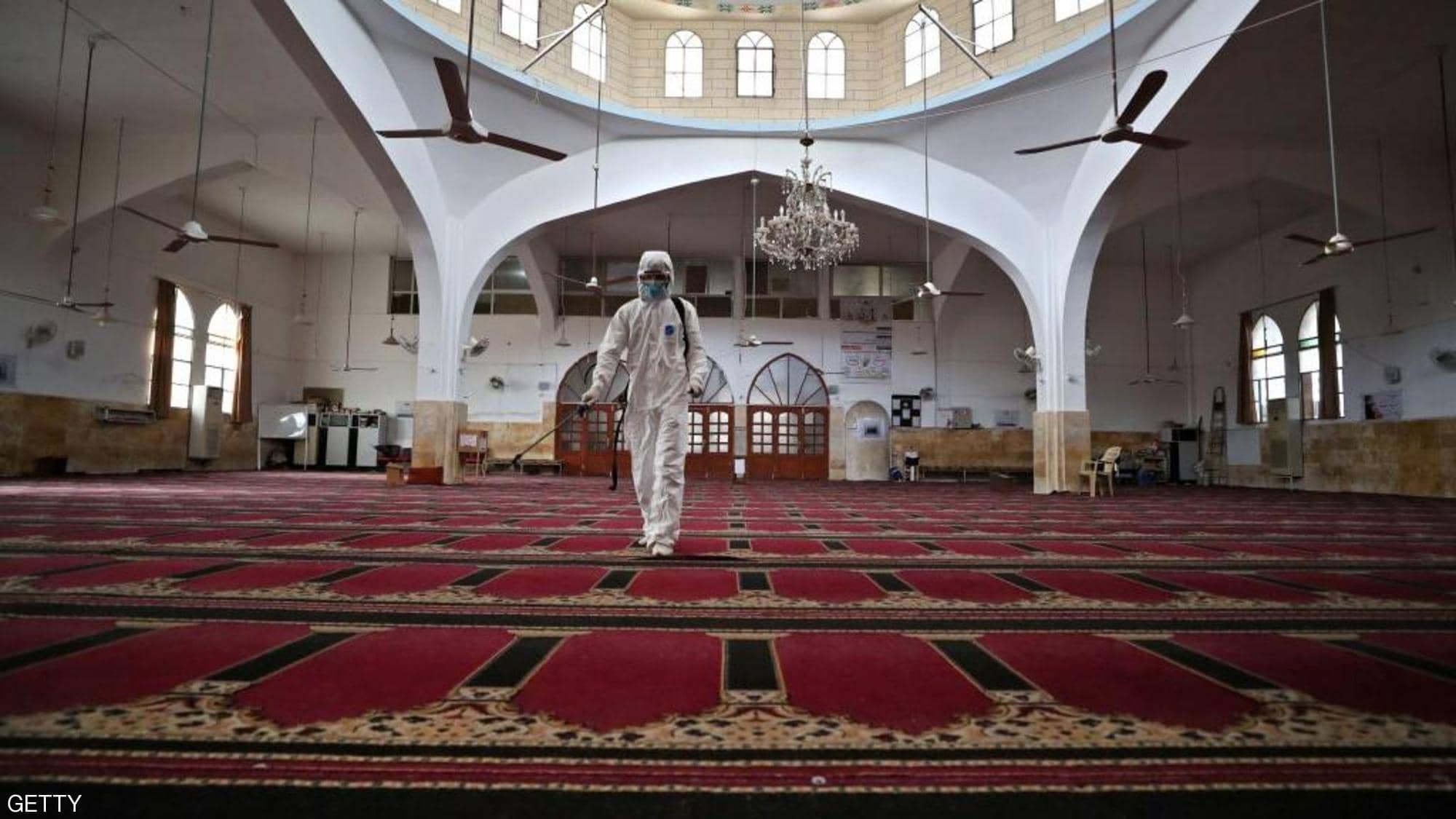 الكاميرات فضحته.. شاب يسرق صندوق تبرعات داخل مسجد بشبرا الخيمة