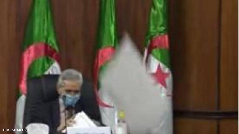 أثناء عقده مؤتمر صحفي.. وزير التعليم العالي الجزائري ينجو من سقوط لوح على رأسه.. فيديو