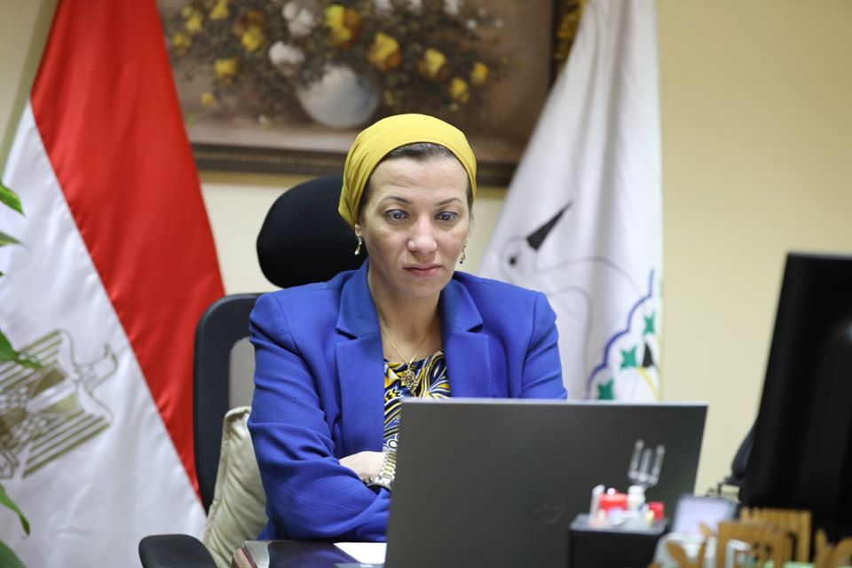 وزيرة البيئة تتابع اجراءات توفير مهمات الوقاية والرعاية الصحية للعاملين بالوزارة