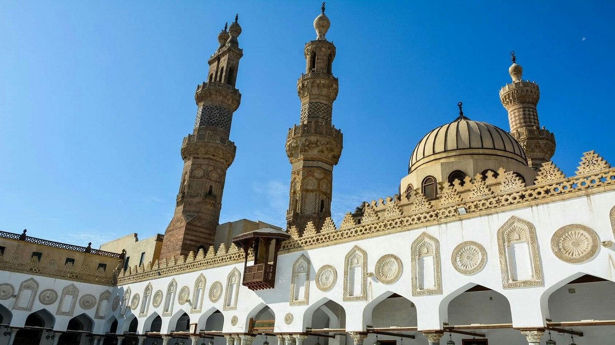 الأزهر: إيواء الضعفاء في الشتاء والتصدق عليهم بالملابس الثقيلة تكافل حث عليه الشرع